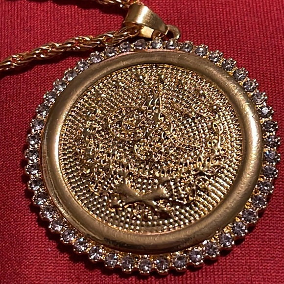 Necklace 24” Chain 14 KT GOLD OVERSS UNIQUE EMBLEM WDiamond like stones circle - Picture 4 of 6